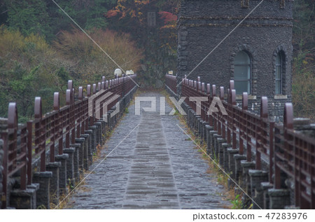 秋天和多雨河內水庫 47283976