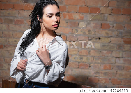 Portrait of a pretty woman. 47284313