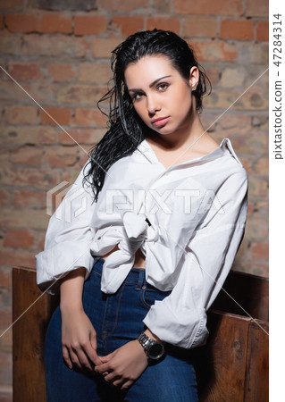 Portrait of pretty brunette. 47284314