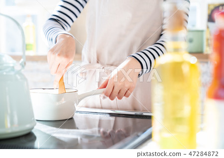 Handsome part Housewives making morning breakfast Women cooking Kitchen kitchen 47284872