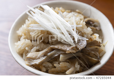 Maiko and ginger cooked rice 47285044
