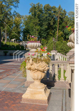 Decorative stone flowerbeds, decorated with sculpt 47285877