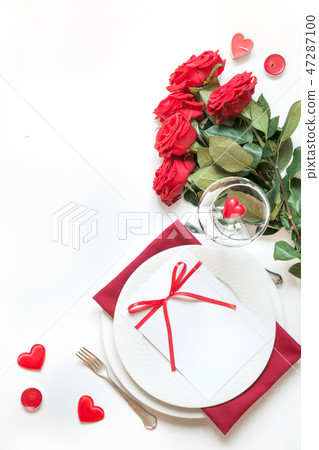Valentine's day dinner. Romantic table setting. 47287100