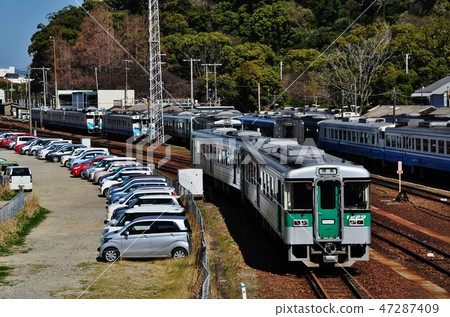 沿著贊岐線（德島和阿波富田之間）的普通列車（1200型） 47287409