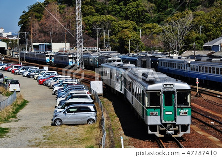 沿著贊岐線（德島和阿波富田之間）的普通列車（1200型） 47287410