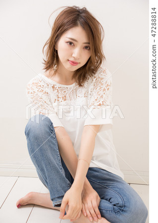 坐著的女人 47288814