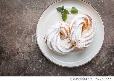 Custard cakes rings Custard cakes rings 47289536