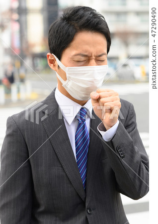 與面具室外日本人的年輕商人 47290490