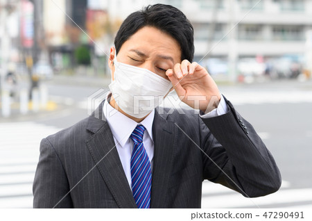 與面具室外花粉症的年輕商人 47290491