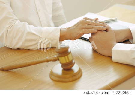 lawyer advises shaking hands. lawyer advises shaking hands. 47290692