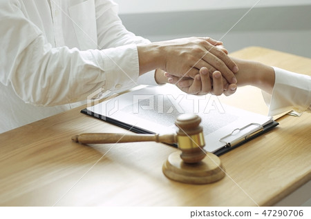 lawyer advises shaking hands. lawyer advises shaking hands. 47290706