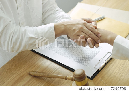 lawyer advises shaking hands. lawyer advises shaking hands. 47290708