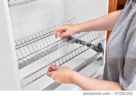 Installing wire dish rack for drying dishes Installing wire dish rack for drying dishes 47291102