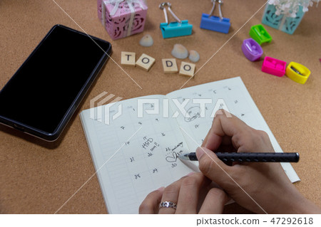 Asian Businesswoman filling out a to do list  47292618