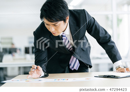 A young businessman 47294423