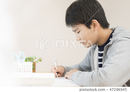 男孩在學習 47296945
