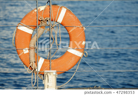 救生圈掛在港口岸邊 47298353