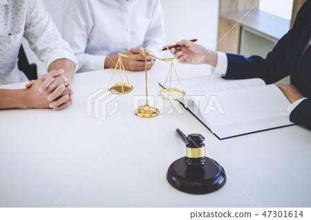 Teamwork of business lawyer colleagues, Having meeting with team Teamwork of business lawyer colleagues, Having meeting with team 47301614