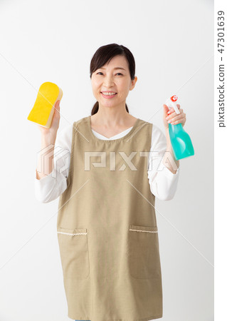 一個女人用海綿和洗滌劑 一個女人用海綿和洗滌劑 47301639