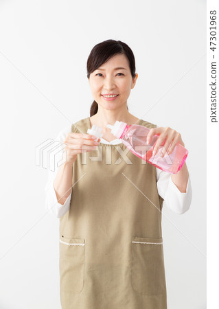 Women with laundry detergent 47301968