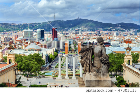 Statue and Barcelona view 47303113