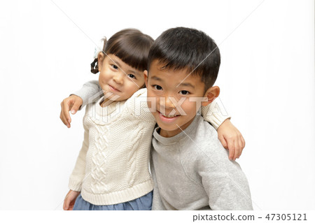 Brother and sister (9 and 4 years old) 47305121