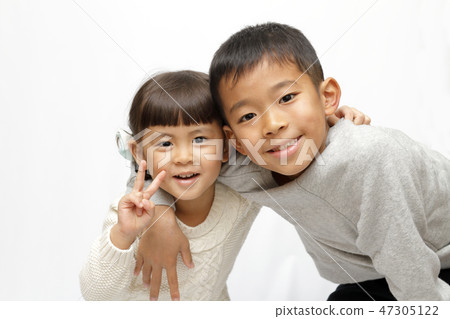 Brother and sister (9 and 4 years old) 47305122