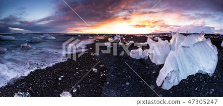 Beautiful sunset over famous Diamond beach, Iceland. 47305247