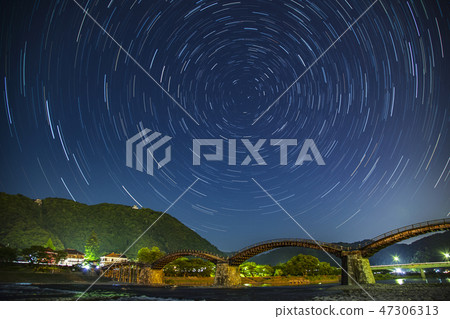 Kintai Bridge和starscapes比較合成星跡 照片素材 圖片 圖庫