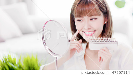 Teeth whiten concept Teeth whiten concept 47307114