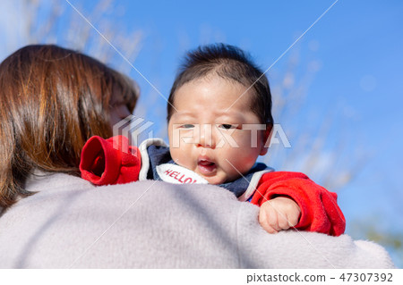父母和孩子散步 父母和孩子散步 47307392