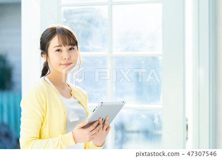 女性畫像明亮的圖像木頭建築 女性畫像明亮的圖像木頭建築 47307546