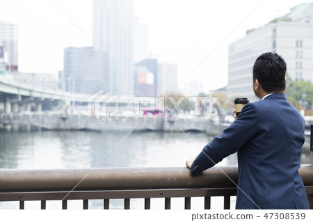 在咖啡休息的商人 47308539