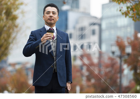 走在鎮裡的商人 47308560