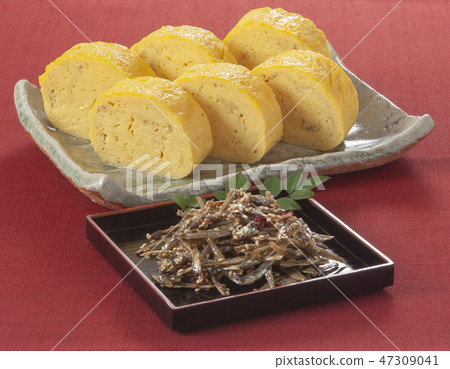Dashi-rolled eggs and rice cakes Dashi-rolled eggs and rice cakes 47309041