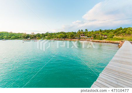 Wood bridge idyllic sea beach turquoise water Wood bridge idyllic sea beach turquoise water 47310477