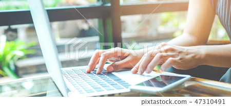 Business woman working with a laptop computer 47310491