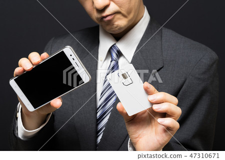 與SIM卡和智能手機混淆的商人 47310671