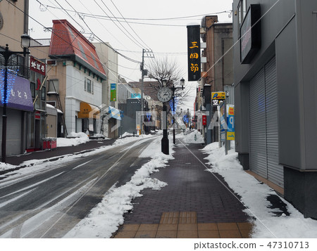 Otaru Hanazono Ginza shopping street in winter 47310713