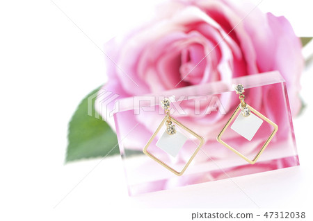 玫瑰和耳環 47312038
