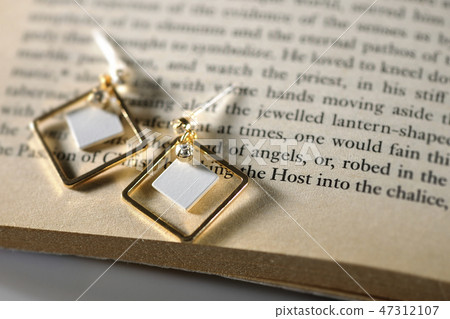 去掉了耳環 去掉了耳環 47312107