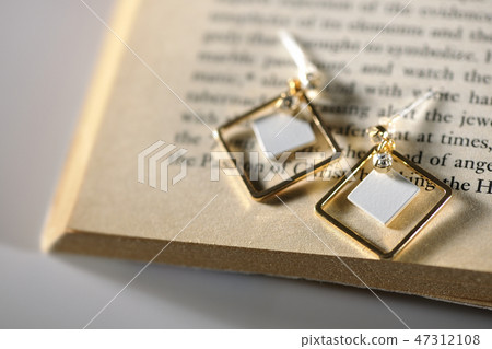 去掉了耳環 47312108