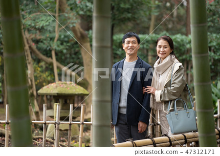 中間夫婦旅行秋天葉子觀光的圖像 47312171