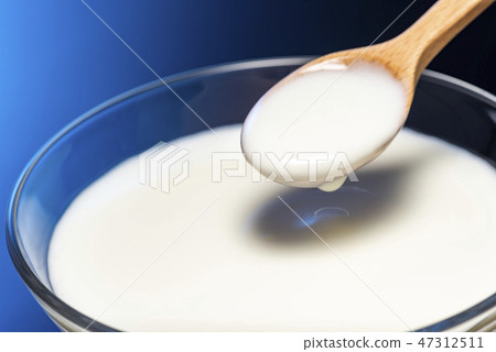 吃酸奶 吃酸奶 47312511