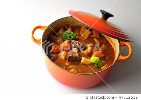 Beef stew in a pot 47312619