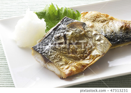Salt-grilled mackerel 12 47313231