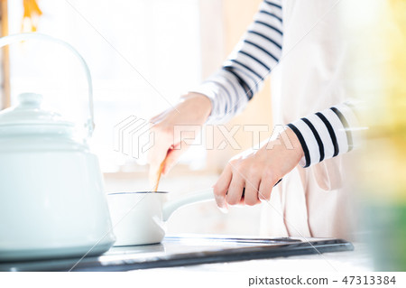 Handsome part Housewives making morning breakfast Women cooking Kitchen kitchen 47313384