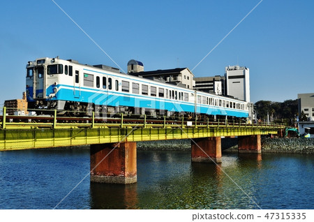 在Mugi線上運行的普通列車（德島/阿波富田）（Kiha 40系列） 47315335