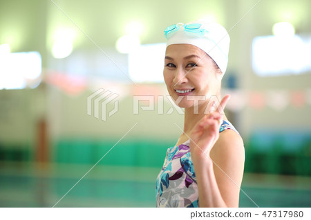 50多歲的女性去游泳池 47317980
