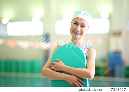 Women in their 50s who go to the pool Women in their 50s who go to the pool 47318027